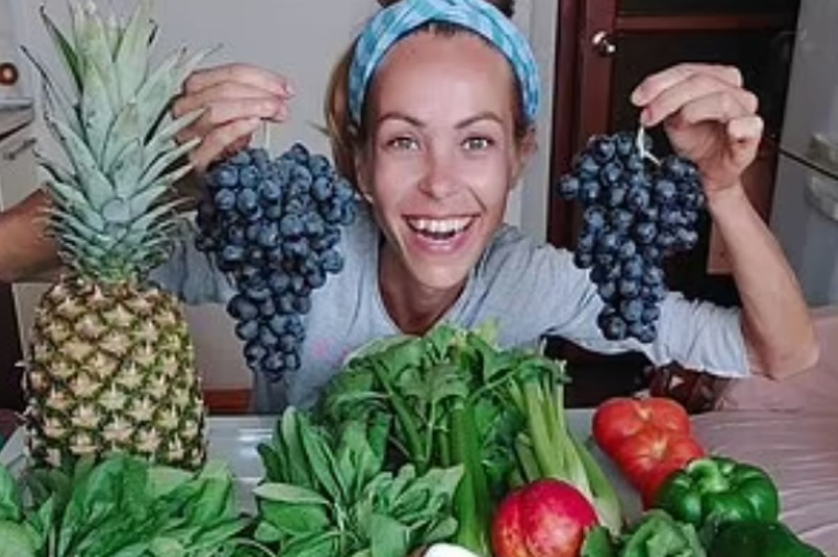 Apenas vegetais crus e nada de água: como era a dieta da influencer vegana  que morreu de fome