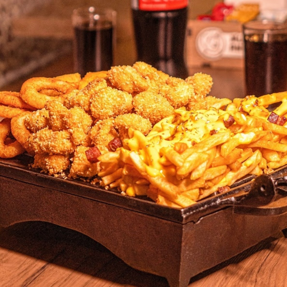  O prato, chamado de Combo Desbravador, acompanha uma Tábua Coruja, composta por frango empanado, queijo à milanesa, fritas, molho quatro queijos, bacon e cebola à milanesa, e um refrigerante de um litro. 