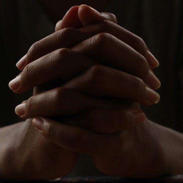 mãos-oração-igreja-religião