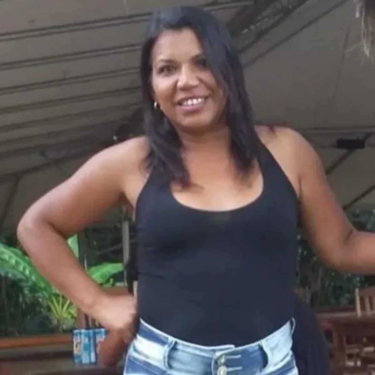  A vítima foi identificada como Ozeni Alves Teixeira, de 49 anos. Ela aguardava sua vez para realizar a prova prática junto a outros candidatos, quando foi atingida por um veículo. Duas outras pessoas também ficaram feridas. 