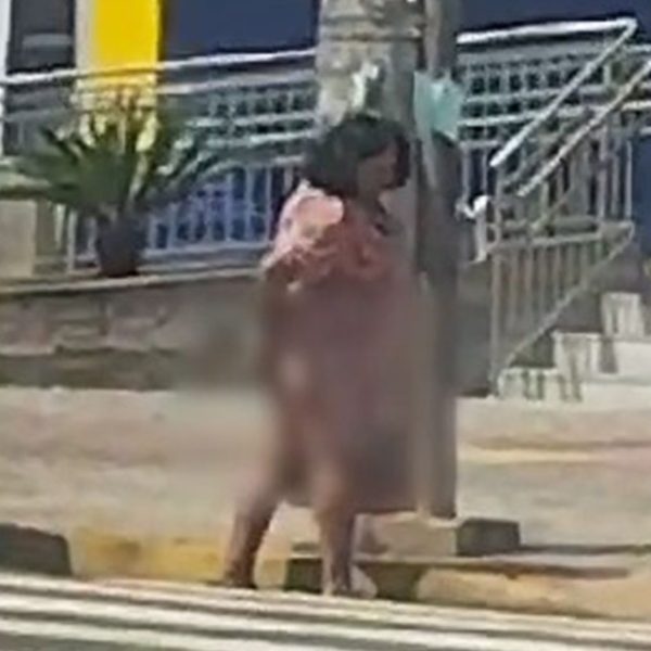 VÍDEO: Mulher é flagrada defecando em bueiro no centro de cidade; assista