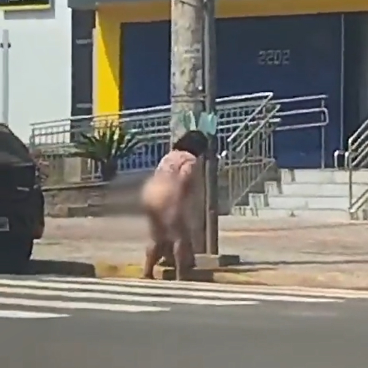  VÍDEO: Mulher é flagrada defecando em bueiro no centro de cidade; assista 