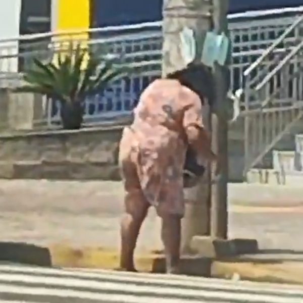 VÍDEO: Mulher é flagrada defecando em bueiro no centro de cidade; assista