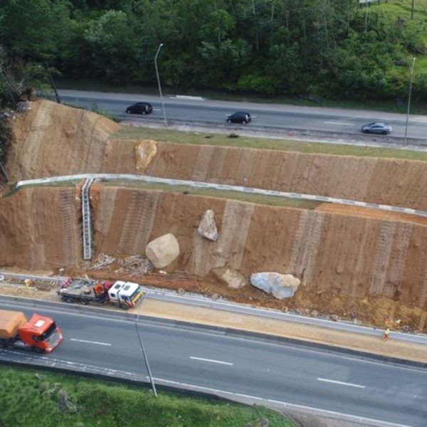 bloqueio parcial da br-376 para desmobilização de obras na encosta