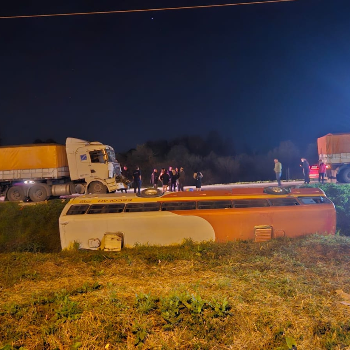  ônibus escolar bate e tomba na br-277 