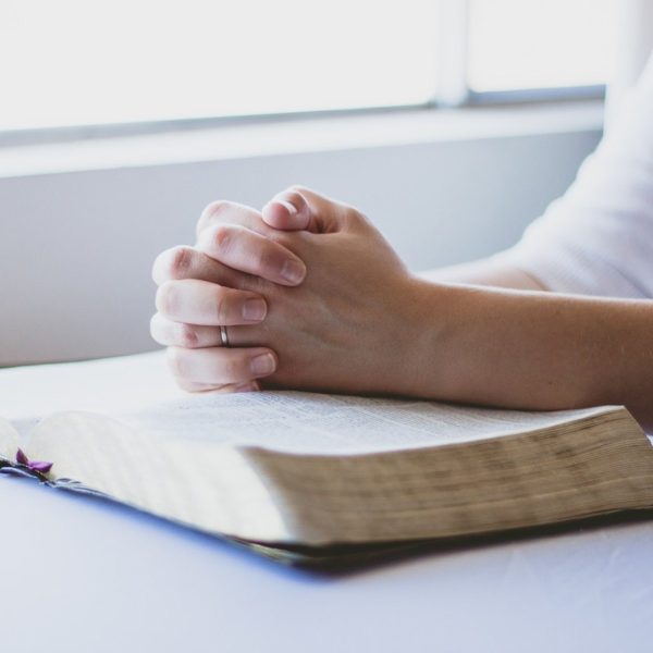 oração-mãos-bíblia-igreja