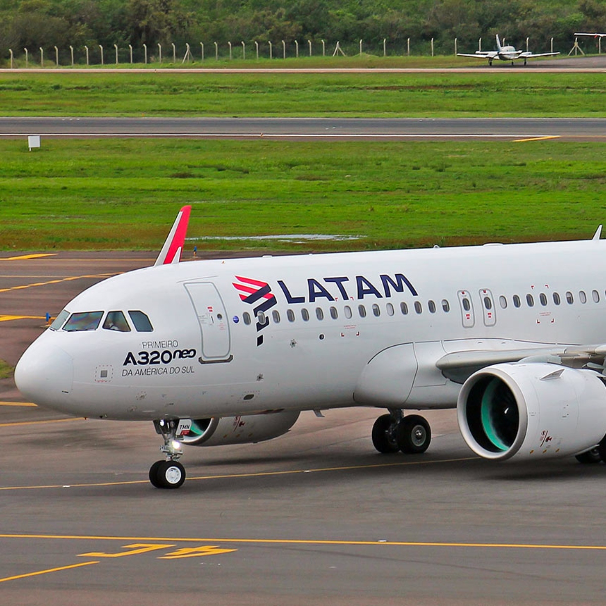  O avião seguia viagem de Miami (EUA) até Santiago, no Chile. 