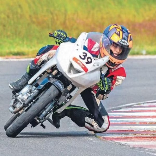 O adolescente sofreu um sério traumatismo craniano ao perder o controle de sua motocicleta em uma curva do circuito.