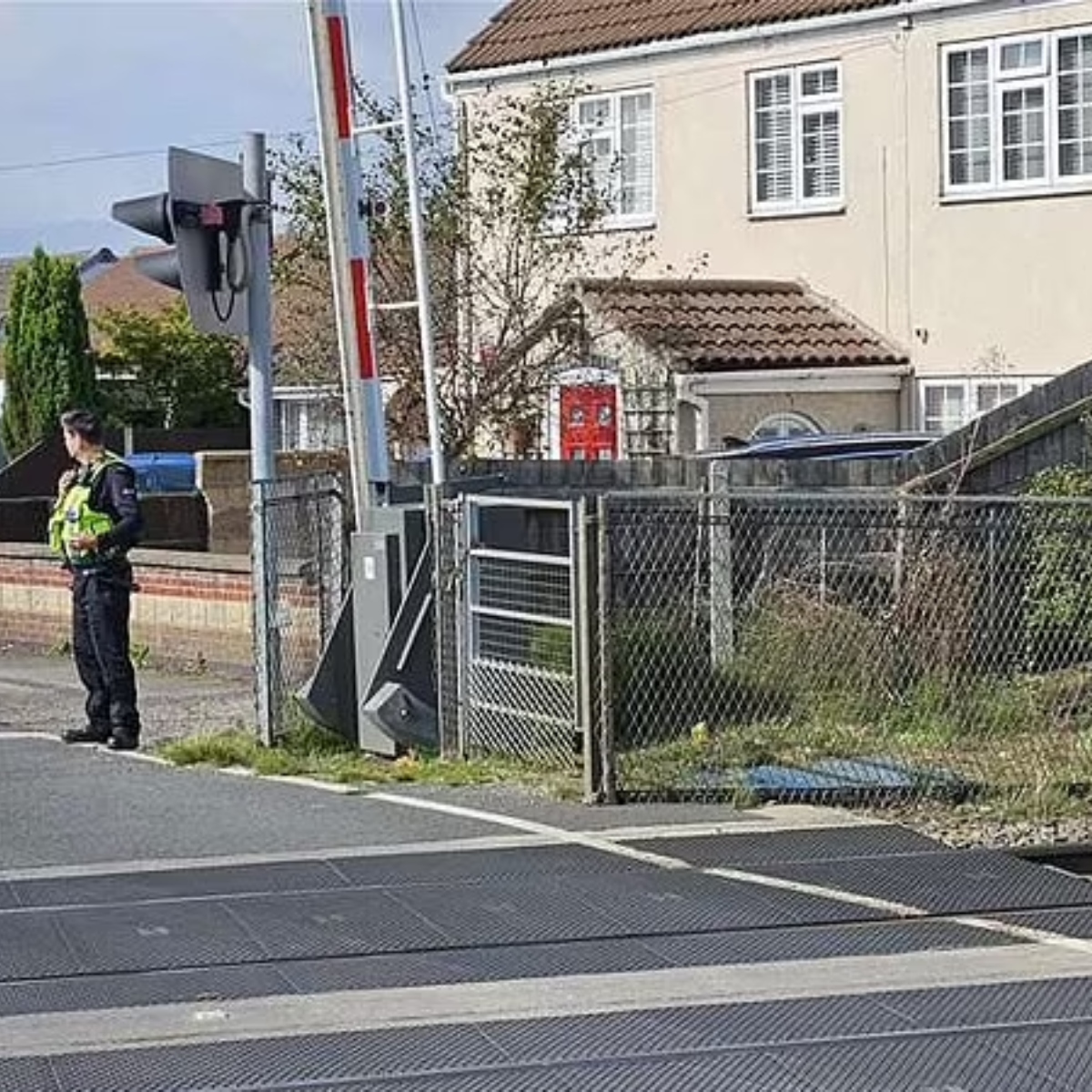  Policial é atropelado por trem ao tentar salvar homem eletrocutado em trilho 