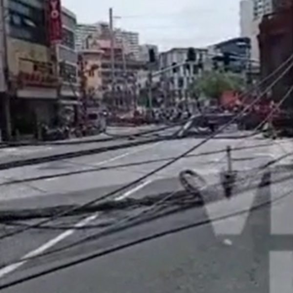 VÍDEO: Postes de eletricidade desabam sobre veículos e deixam feridos