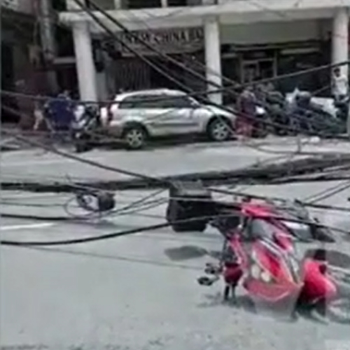  VÍDEO: Postes de eletricidade desabam sobre veículos e deixam feridos 