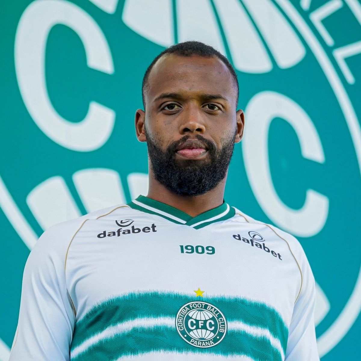 Coritiba anuncia a contratação do lateral Hayner