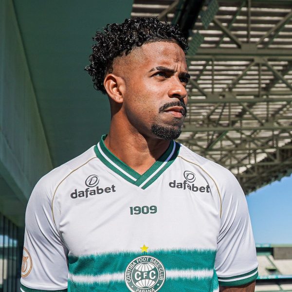 Coritiba anuncia a contratação do lateral Hayner