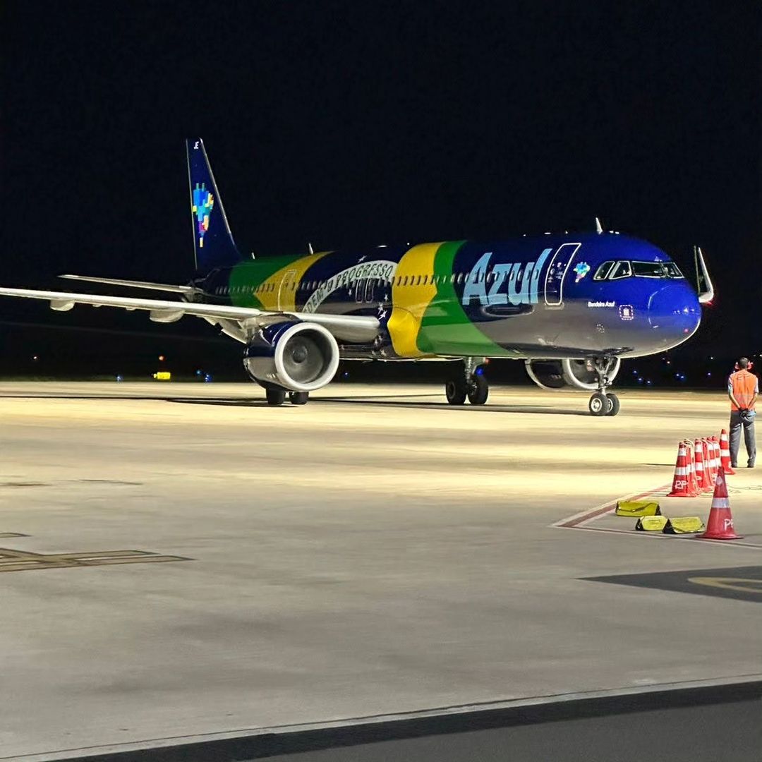  aeronave pintada com a bandeira do brasil 