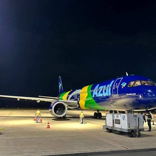 Aeronave 'Bandeira Azul' pousa no Aeroporto de Maringá e repercute