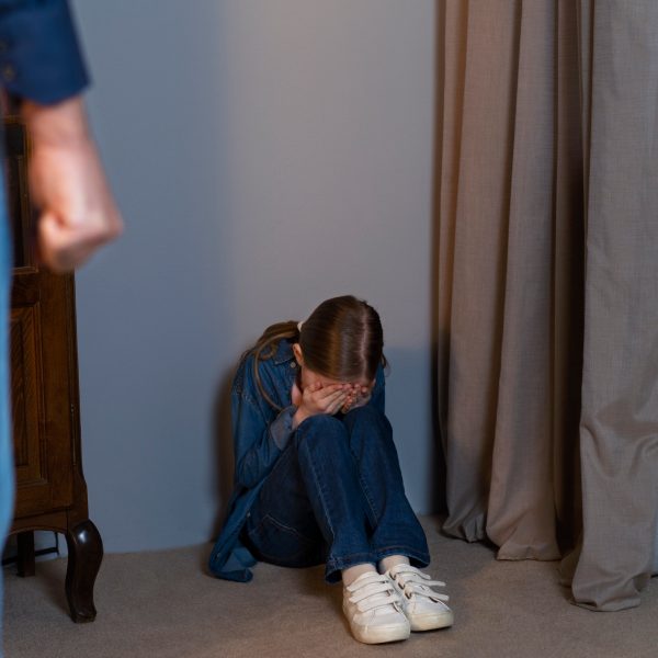 Menina de 6 anos grava próprio estupro, suspeito é preso e solto em seguida