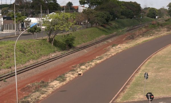 transito entre maringá e sarandi linha ferrea 3