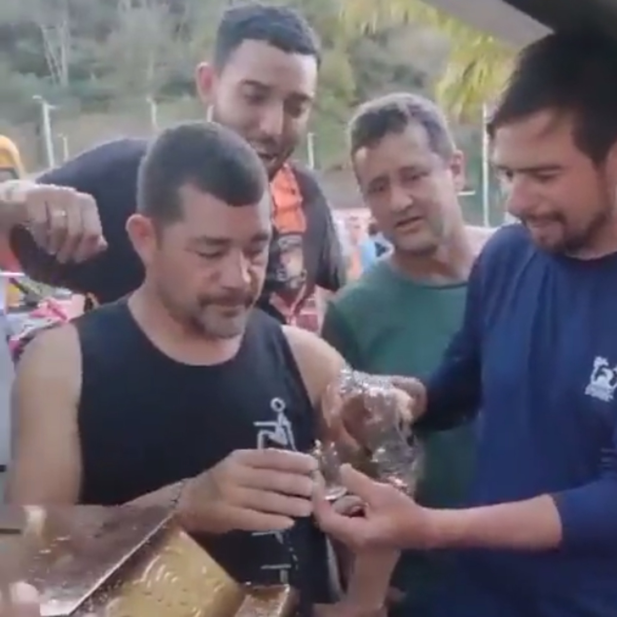  VÍDEO: Velório de idoso é marcado por show de forró e brinde de cachaça 