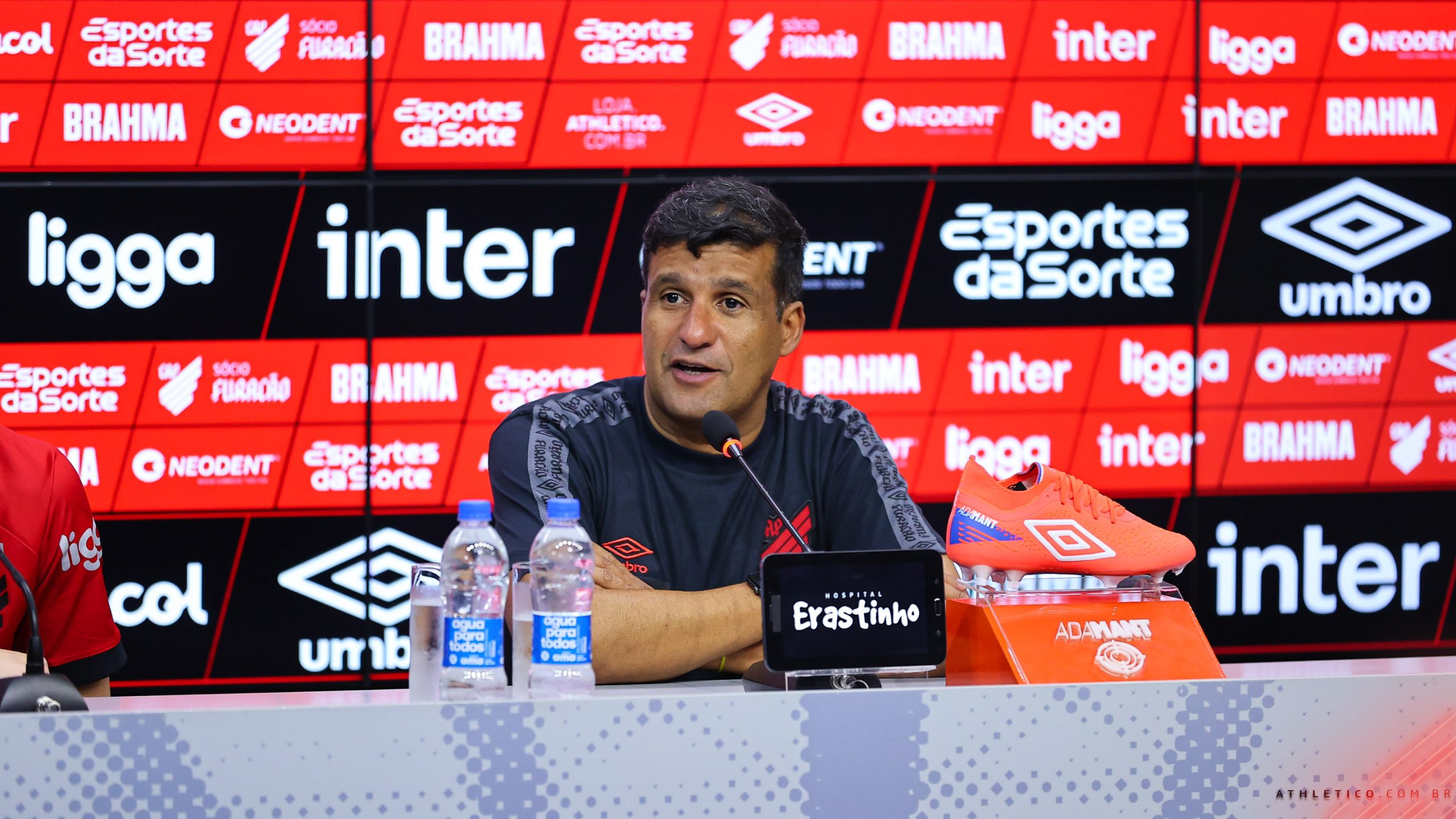  Wesley Carvalho, técnico interino do Athletico 