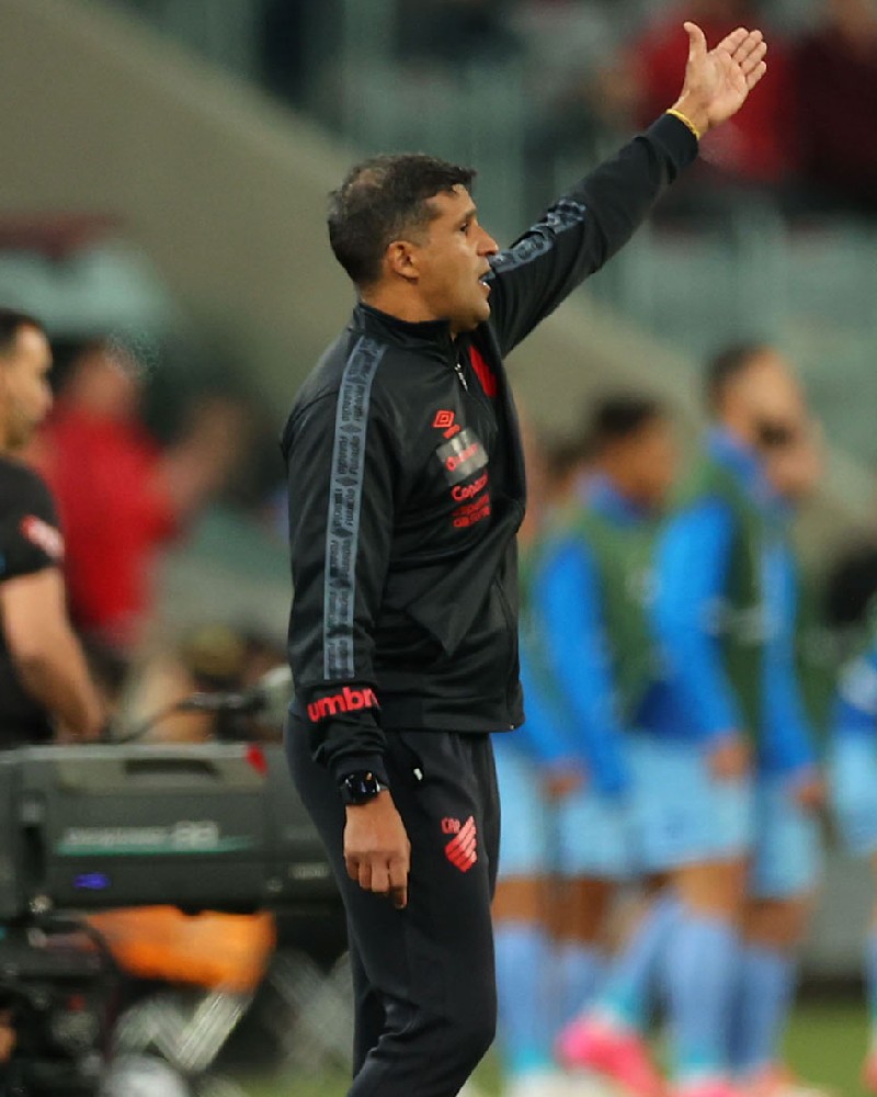  Wesley Carvalho, técnico interino do Athletico 