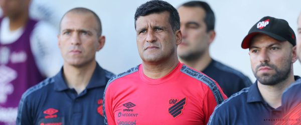 Wesley Carvalho, técnico interino do Athletico