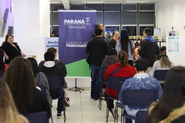 Agências do trabalhador do Paraná oferecem mais de 14 mil vagas de emprego