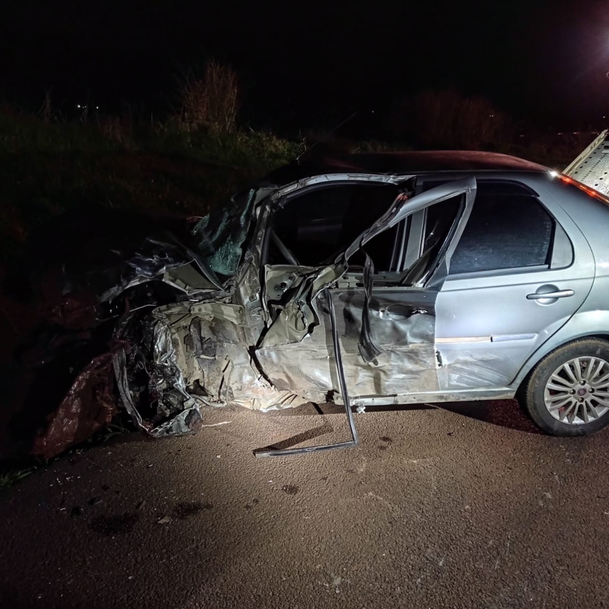 Batida frontal entre carros é registrada na BR-277 em Cascavel