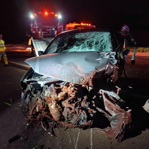 Batida frontal entre carros é registrada na BR-277 em Cascavel