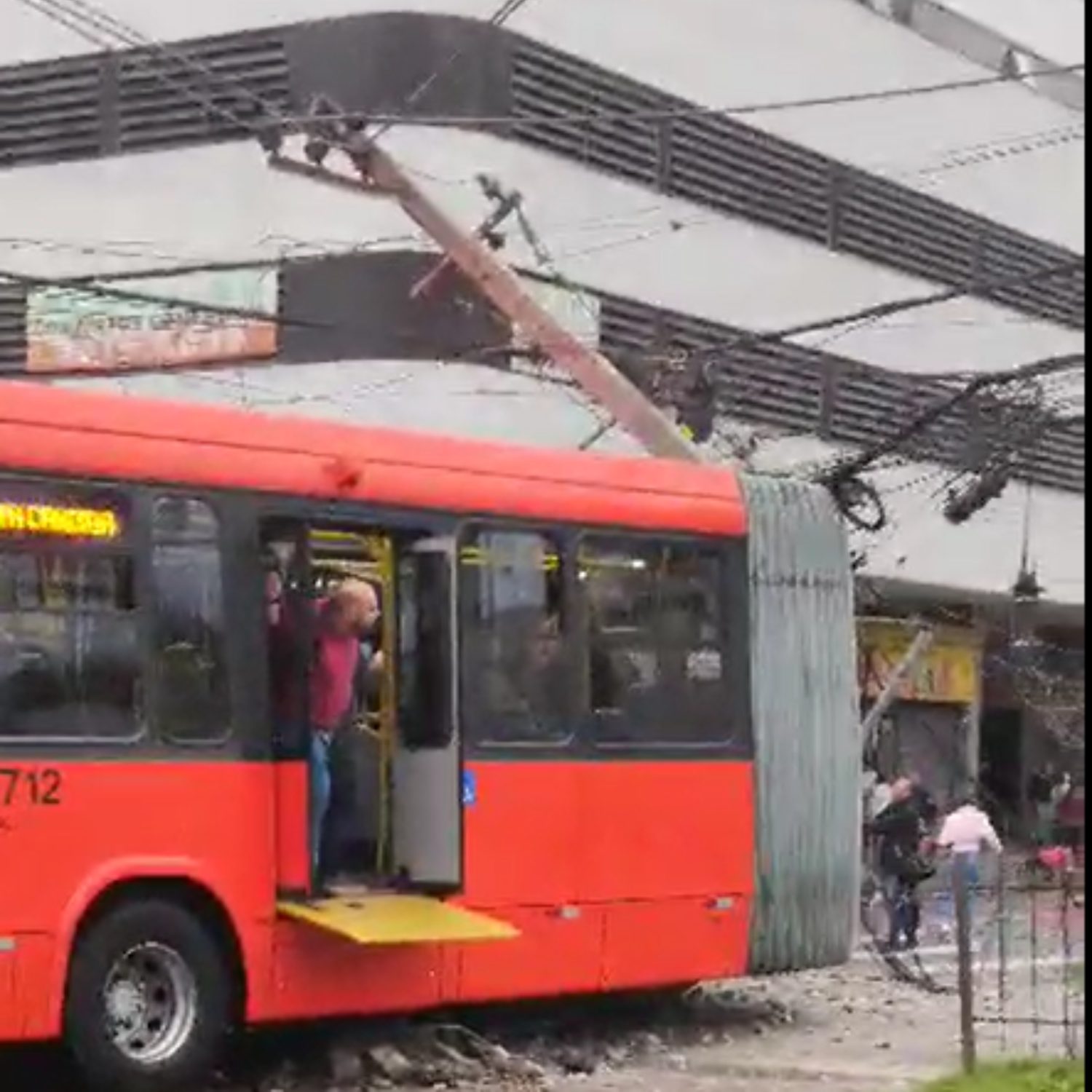  acidente ônibus biarticulados centro curitiba 