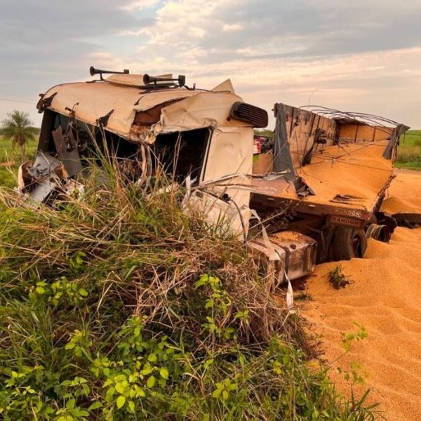 Acidente entre dois caminhões deixa um morto na BR-376