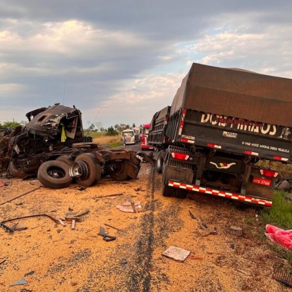 Acidente entre dois caminhões deixa um morto na BR-376