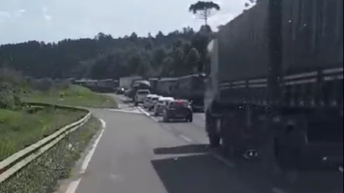 Engavetamento bloqueia BR-277 sentido Litoral por mais de 2 horas