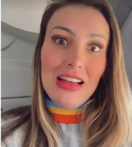 A modelo Andressa Urach revelou que passou por um susto durante uma viagem com o filho