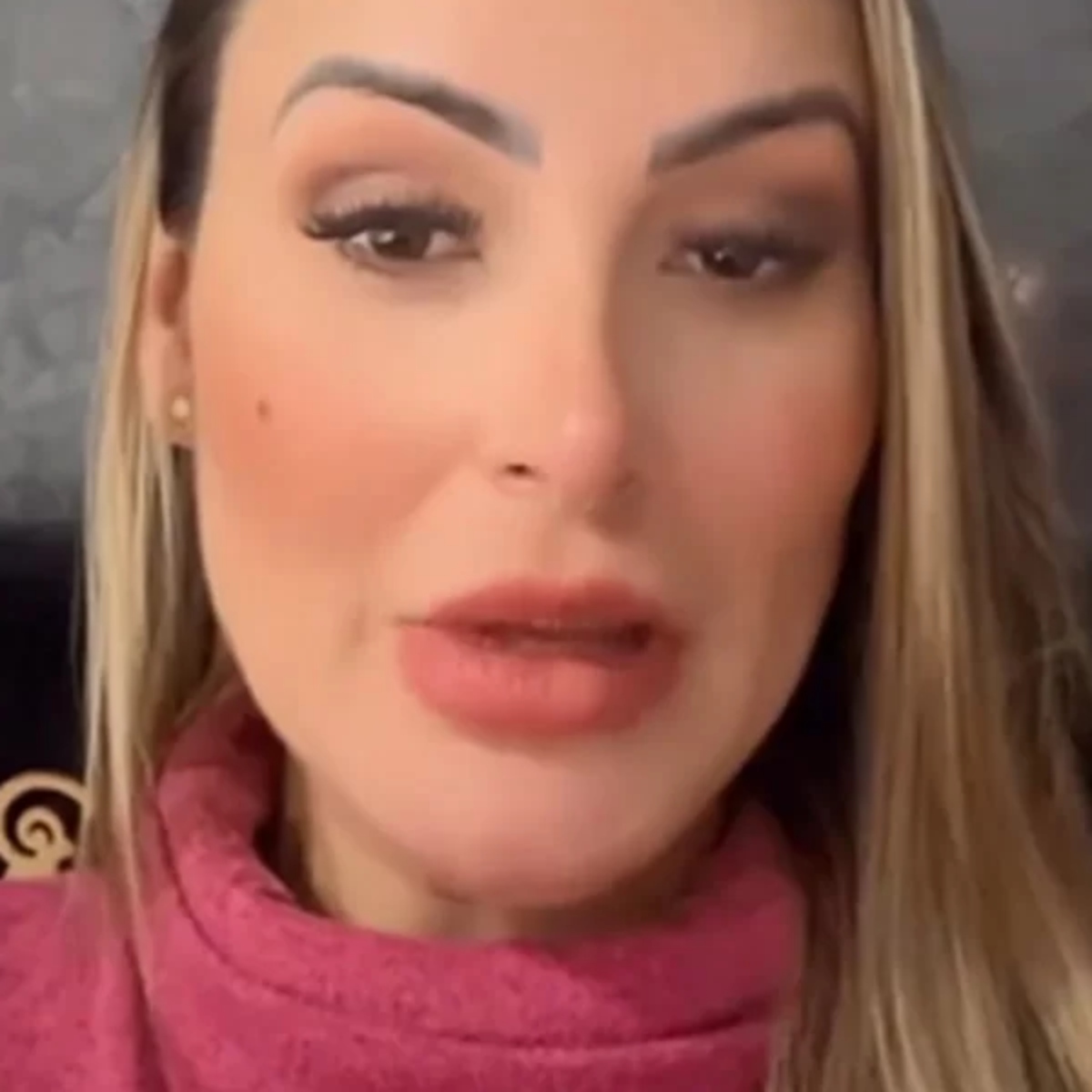  A modelo Andressa Urach revelou que passou por um susto durante uma viagem com o filho após o avião em que ela estava ser atingido por um raio, nesta terça-feira (26). 