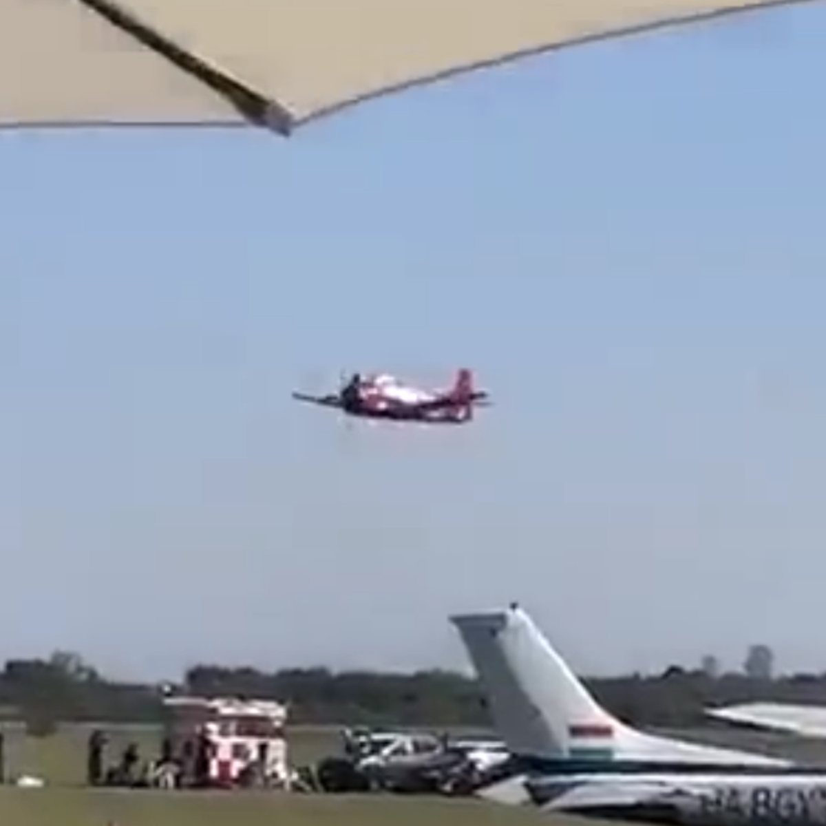  VÍDEO: Pai e filho morrem após avião cair e explodir durante show aéreo 