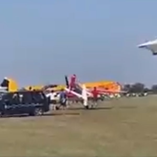 VÍDEO: Pai e filho morrem após avião cair e explodir durante show aéreo