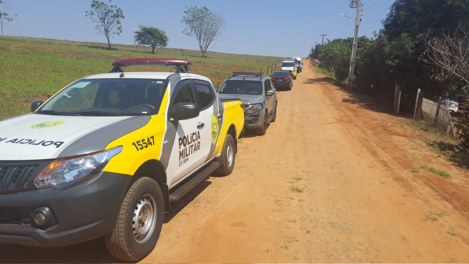  viaturas em estrada rural 