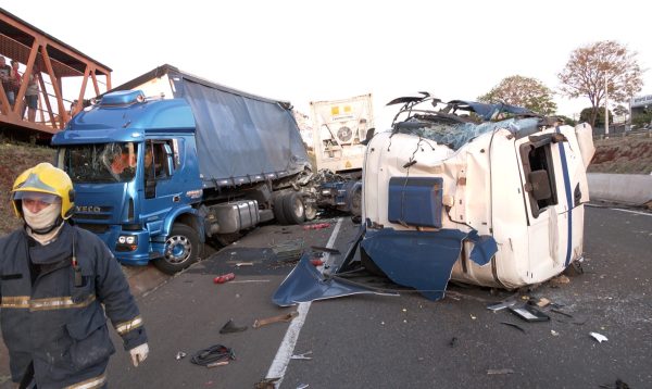 carreta destruída contorno norte maringá 2