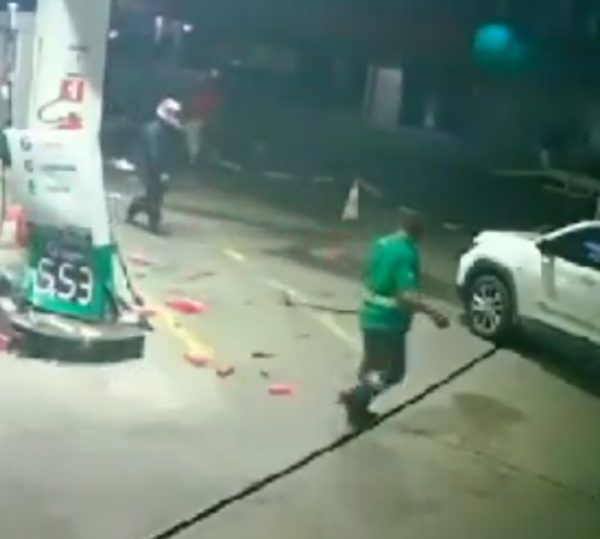 Um carro invadiu um posto de gasolina em alta velocidade e atingiu uma motocicleta e atropelou um frentista e um cliente.