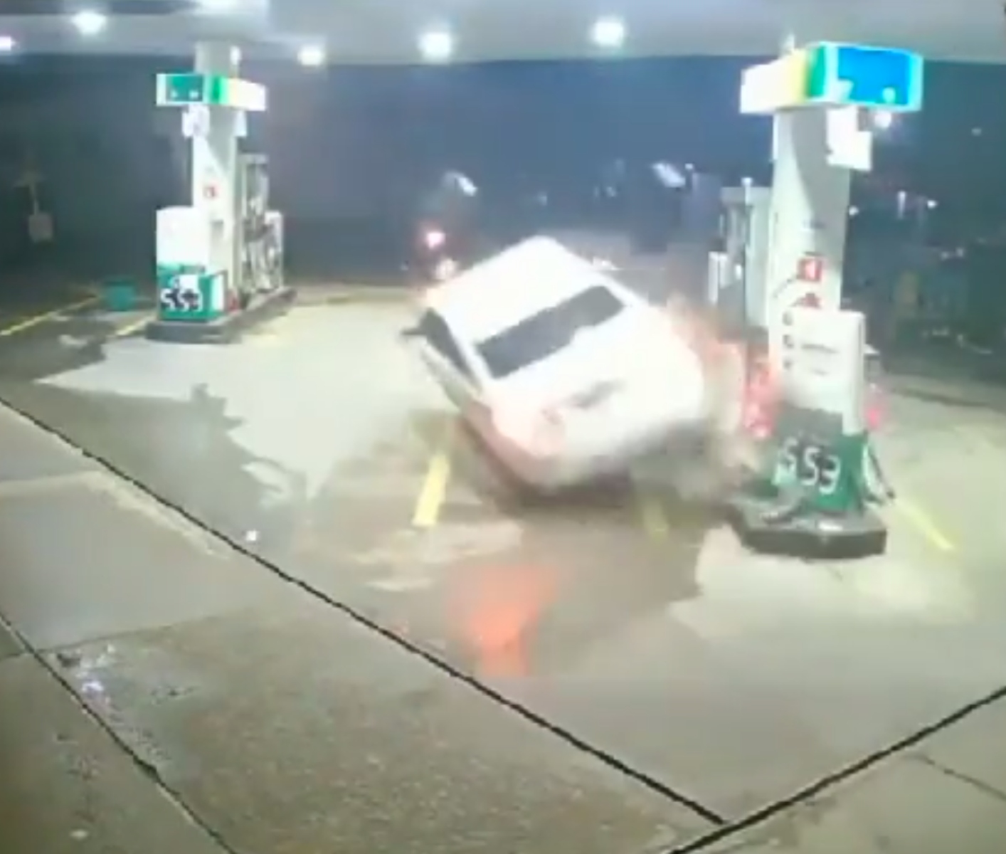  Um carro invadiu um posto de gasolina em alta velocidade e atingiu uma motocicleta e atropelou um frentista e um cliente. 