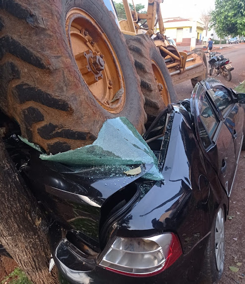  pá niveladora esmaga carro 