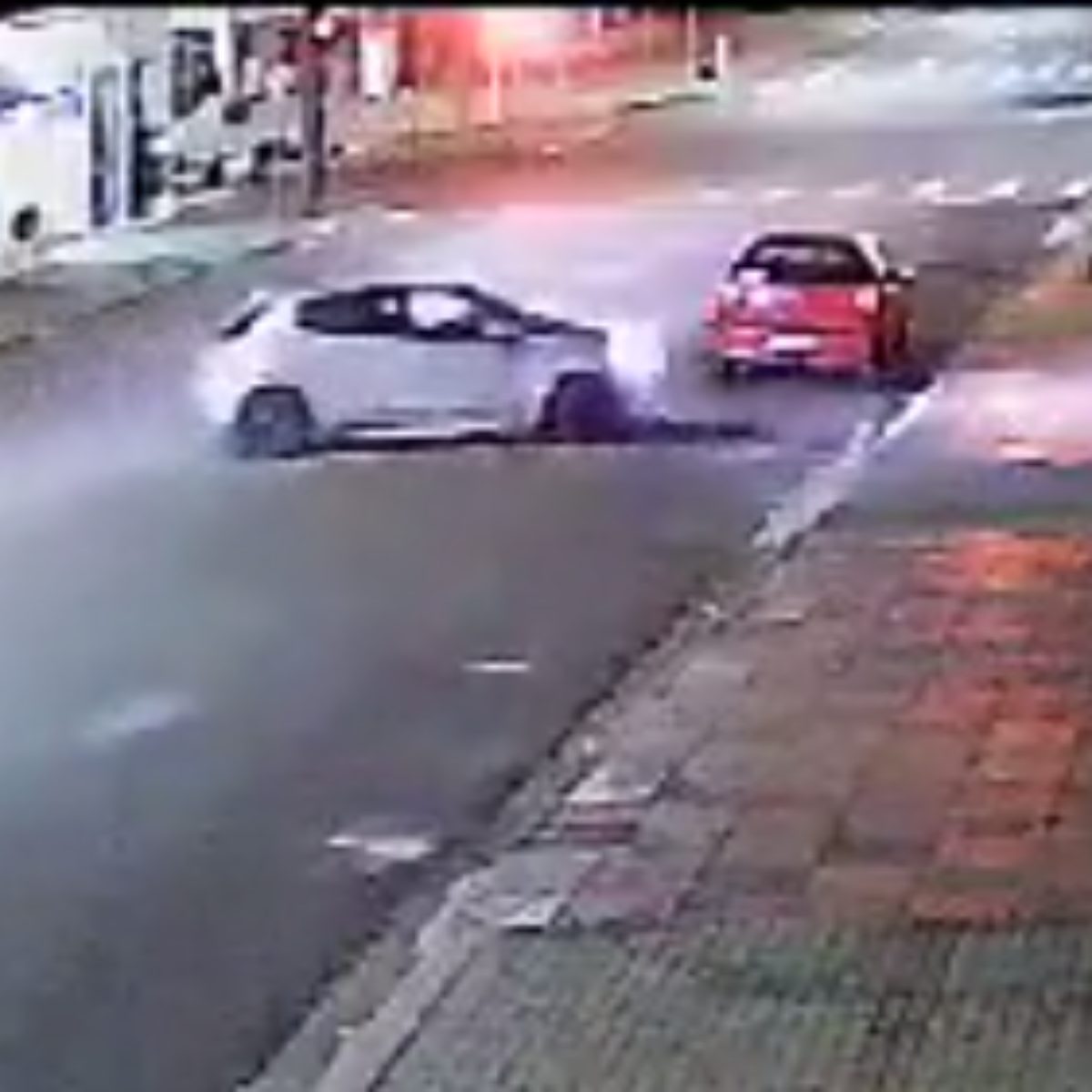  carro bate estacionado 