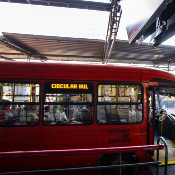 Pelo menos 9 passageiros ficam feridos após ônibus de Curitiba frear bruscamente