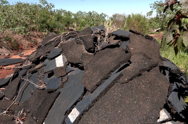 pedaços de pista emborrachada