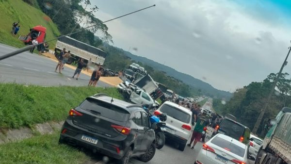 Engavetamento bloqueia BR-277 sentido Litoral por mais de 2 horas