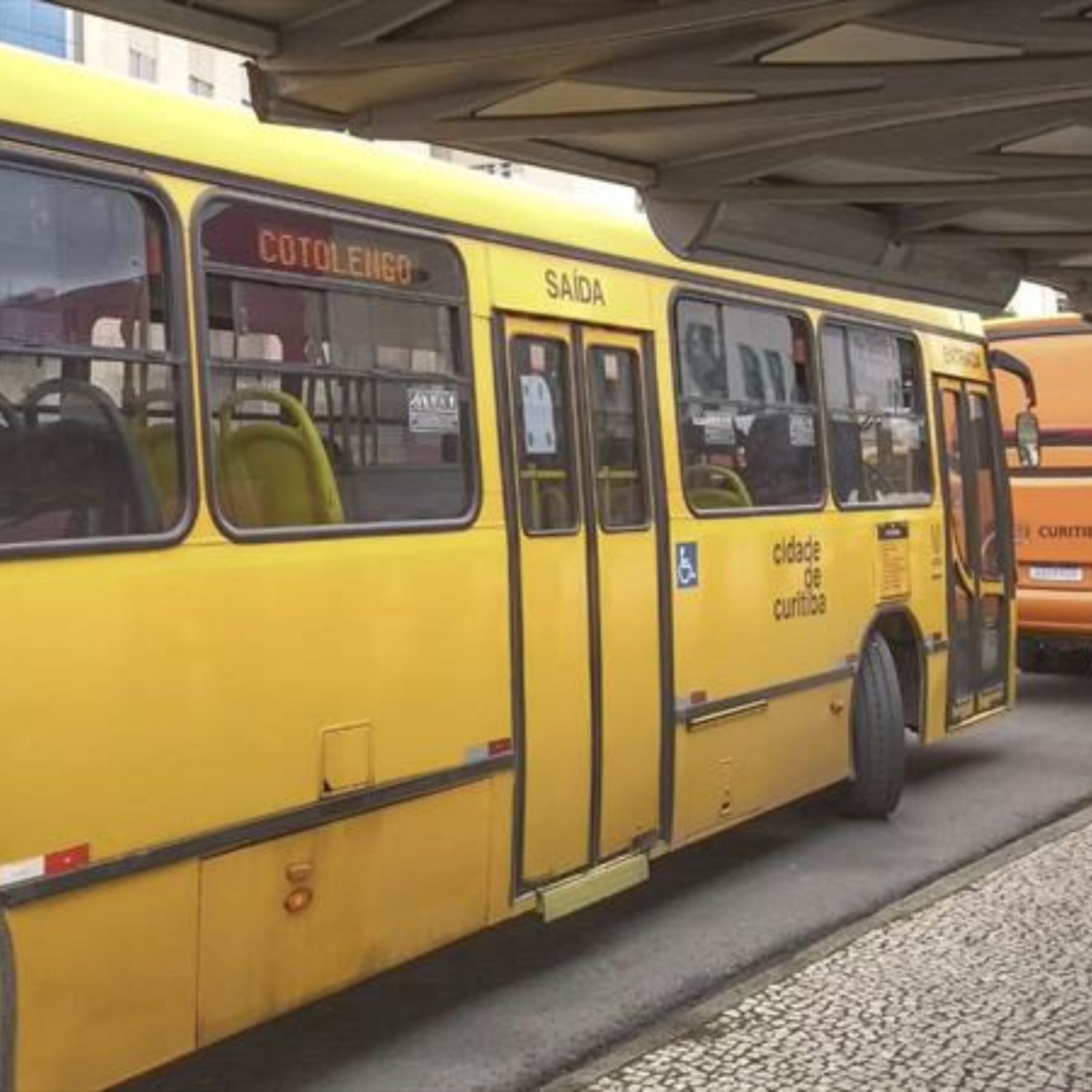  adolescente e mulher esfaqueados assalto dentro de ônibus em Curitiba / Praça Rui barbosa 