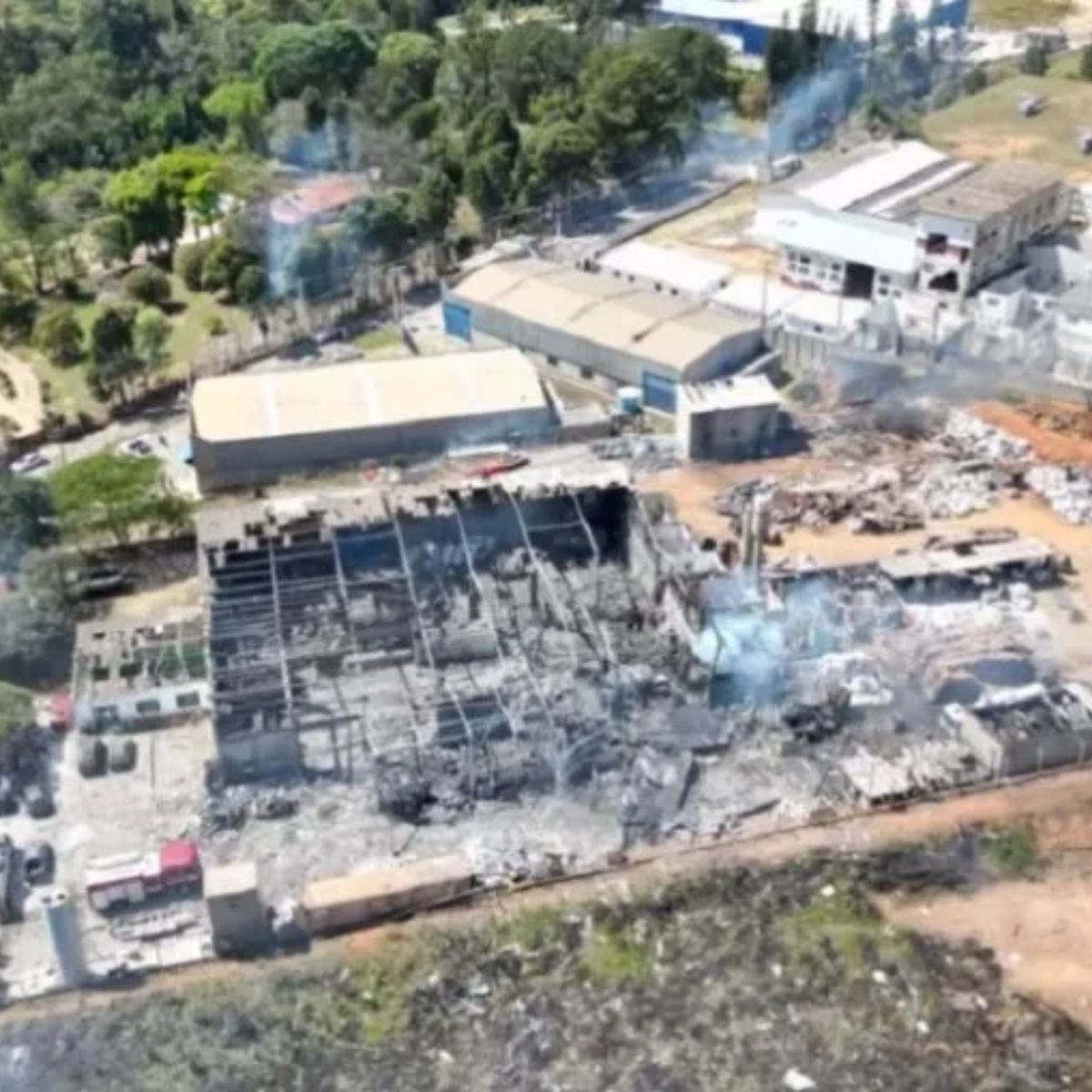  Explosão em metalúrgica deixa dois mortos e dezenas de feridos 