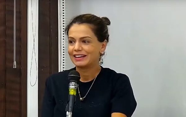 mulher na tribuna