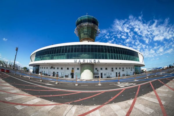 Aeronave 'Bandeira Azul' pousa no Aeroporto de Maringá e repercute: 'Lindo'  - RIC Mais