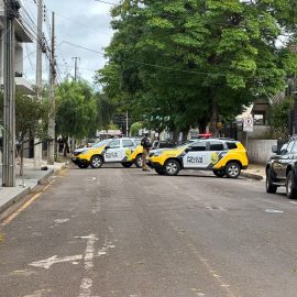 viaturas da polícia militar na rua